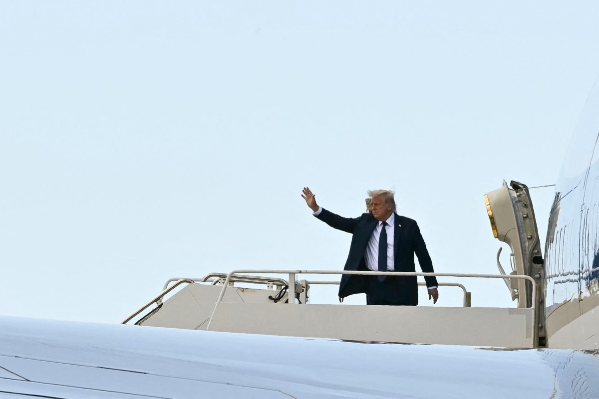 Donald Trump acena ao entrar no Air Force One, ao deixar a Itália após funeral do papa Francisco