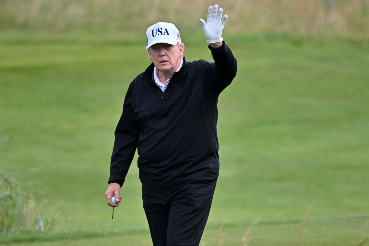 O presidente dos Estados Unidos, Donald Trump, jogou golfe neste sábado (26), durante seu primeiro dia de visita à Escócia, onde estão previstos vários protestos contra sua ida ao país