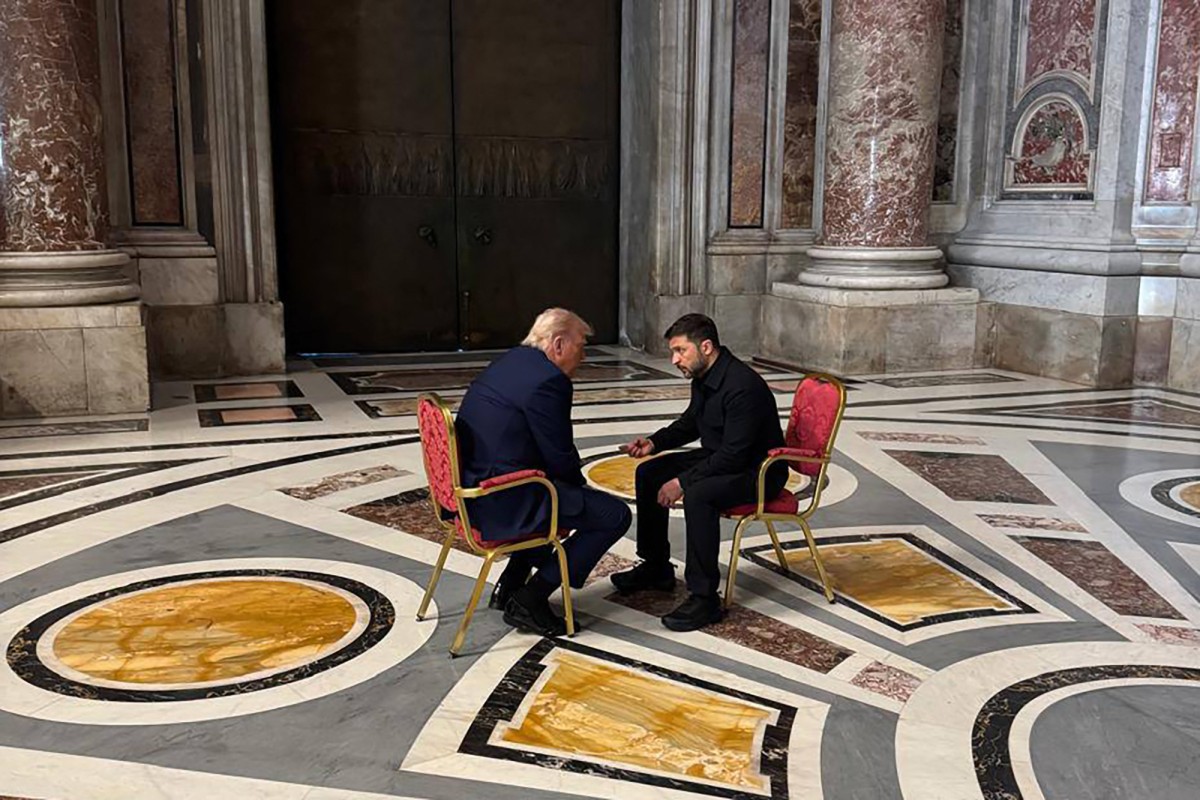 Trump e Zelensky na Basílicia de São Pedro