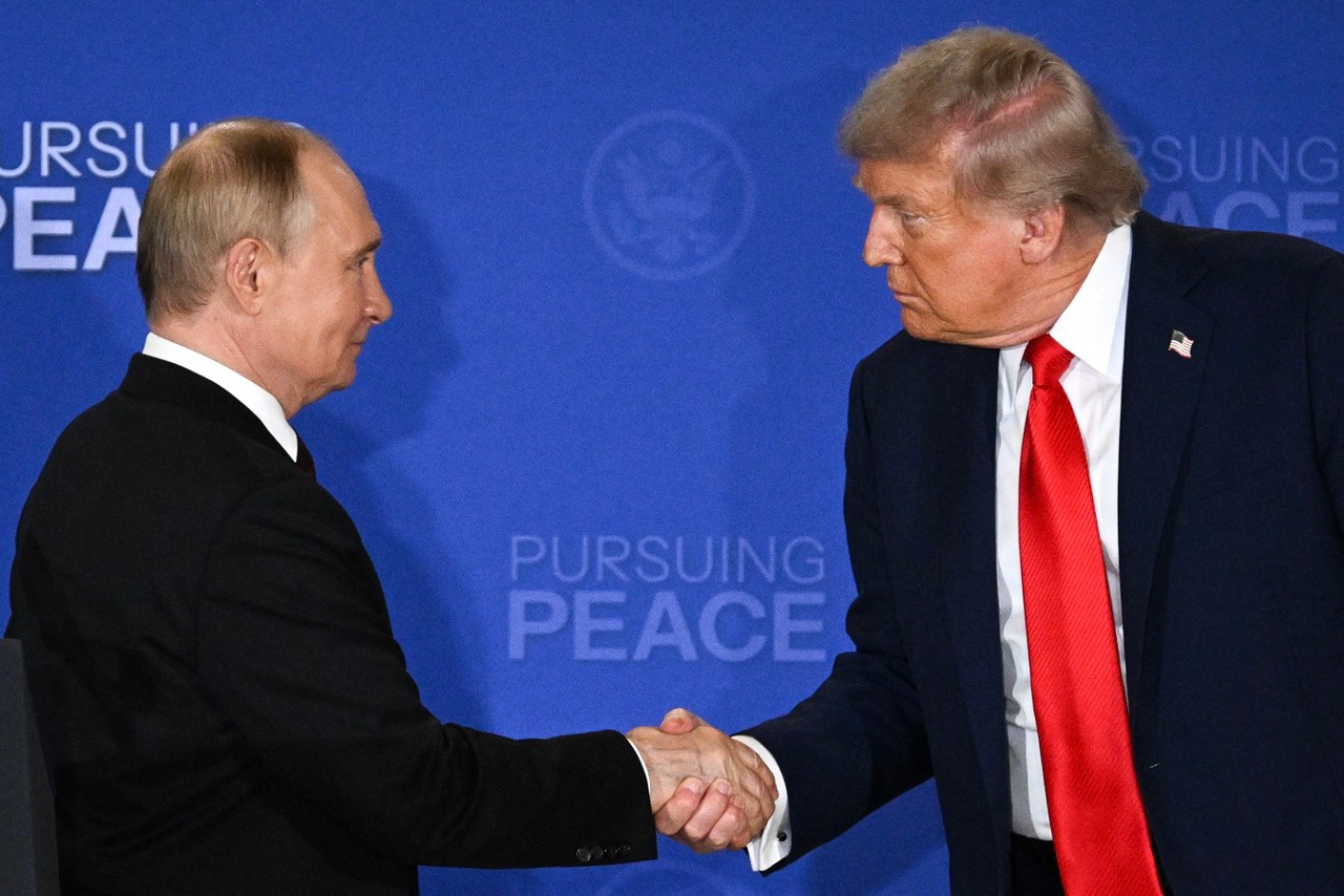 Os presidentes Vladimir Putin  e Donald Trump durante encontro no Alasca, na sexta-feira, 15.8 (foto Drew Angerer/AFP)