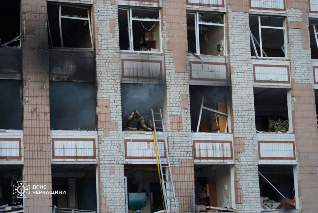 Bombeiros fazem buscas em prédio alvo de ataque russo neste domingo