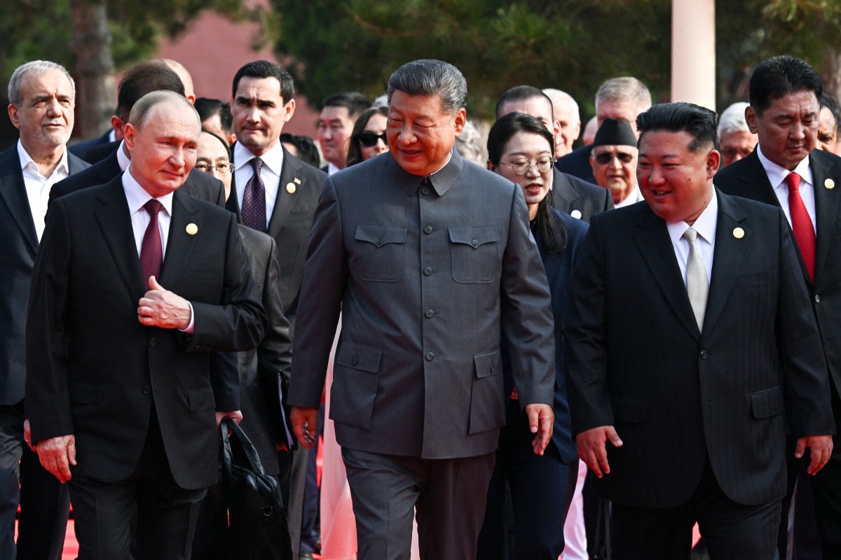 Vladimir Putin caminha com o presidente chinês Xi Jinping e o líder norte-coreano Kim Jong Un