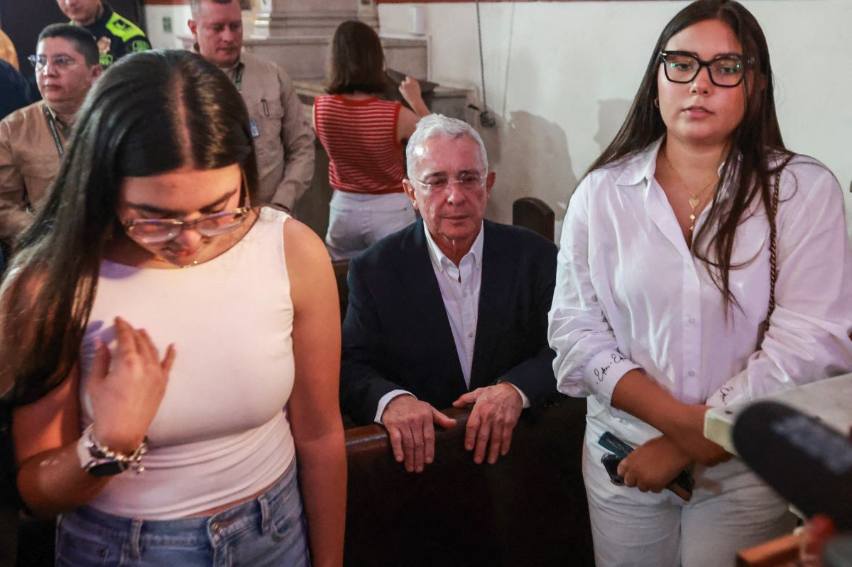 Álvaro Uribe, que na segunda-feira (28) conhecerá o veredicto de um julgamento por supostamente subornar paramilitares, apela por apoio da direita