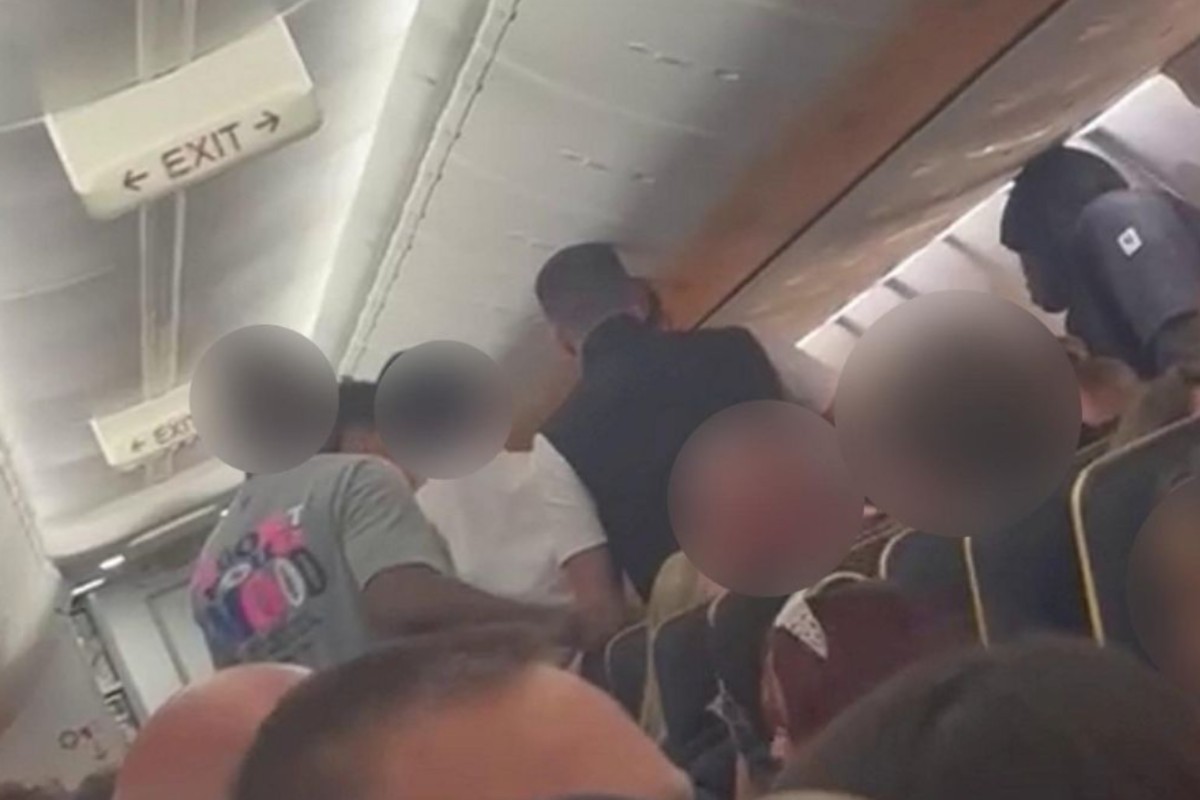 Um passageiro precisou ser amarrado no assento em um vôo da Ryanair