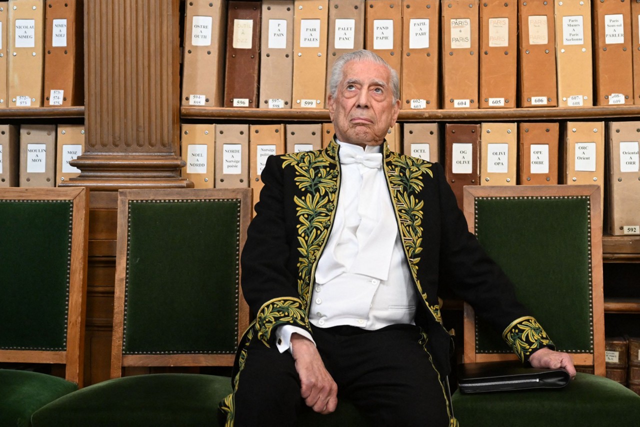 Vargas Llosa durante condecoração