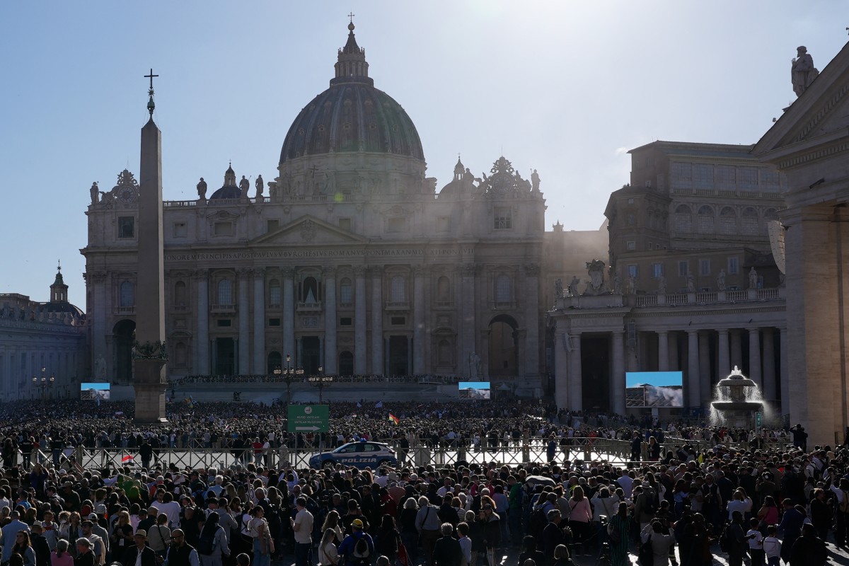 Público aguarda anúncio do novo papa | Foto: ANDREA BERNARDI/AFP