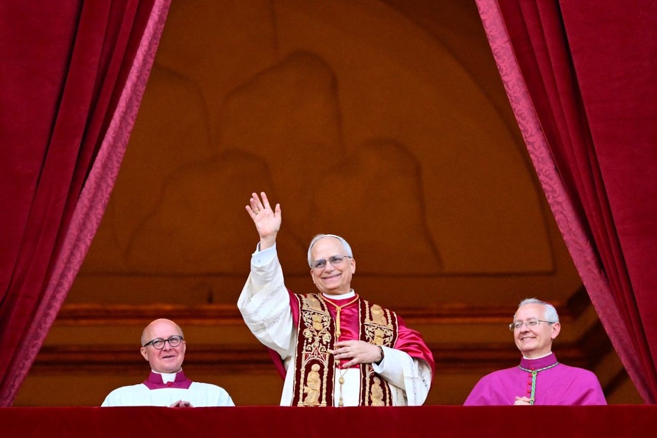 Papa Leão XIV se apresenta à multidão no Vaticano após ser eleito no Conclave, na quinta-feira (08/05)