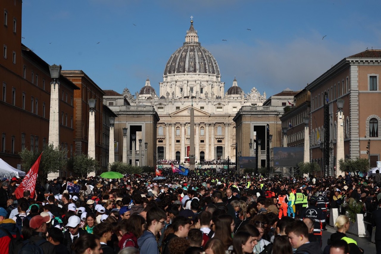 Despedida do papa Francisco reúne multidão próximo à basílica de São Pedro
