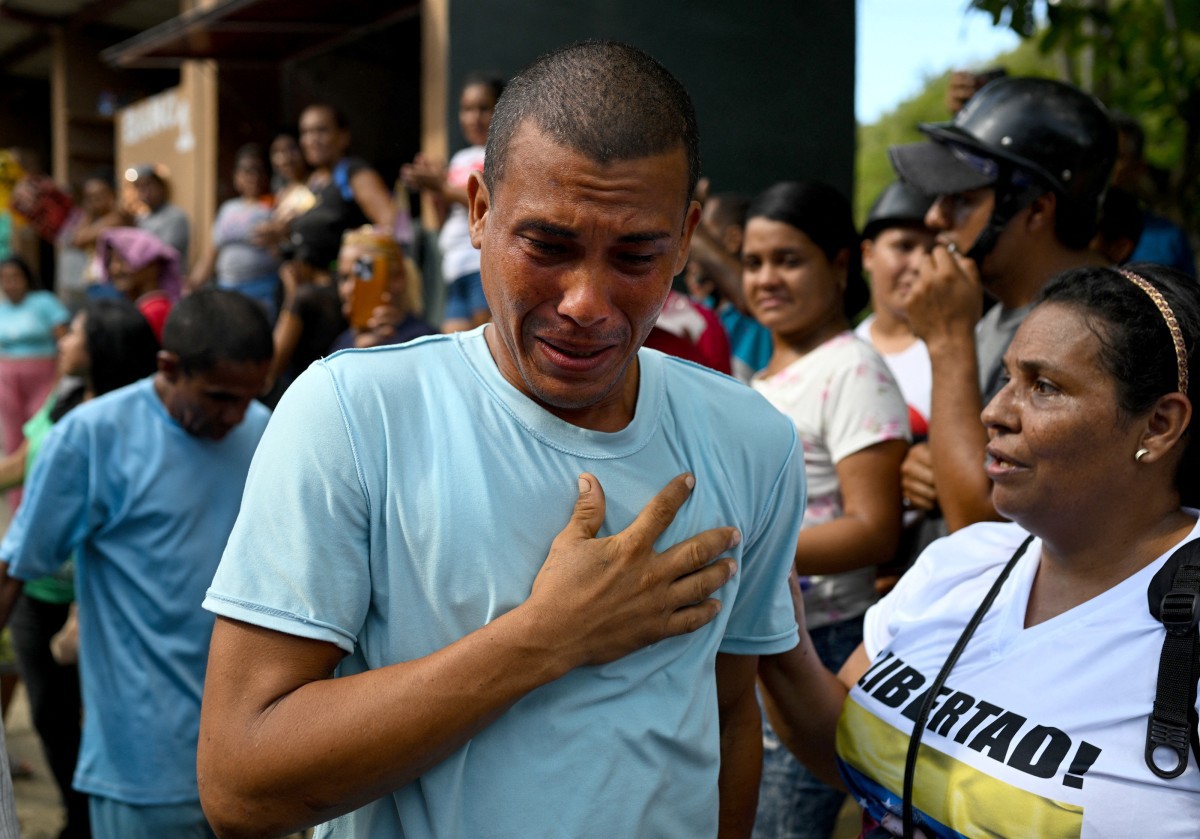 A man arrested during the protests following the disputed July 28 presidential election cries after his release outside the Yare prison in San Francisco de Yare, Venezuela, on November 16, 2024. (Photo by Federico PARRA / AFP)