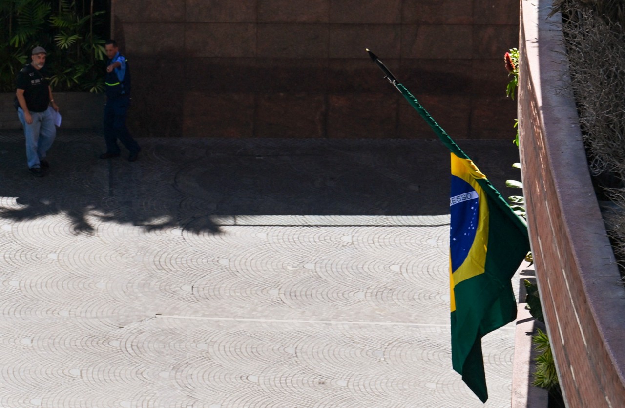 Bandeira brasileira foi hasteada na embaixada argentina