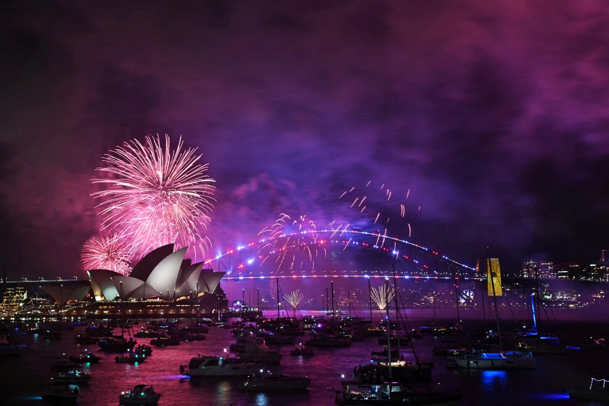 Fogos de artifício iluminam a Opera House e a Sydney Harbour Bridge, três horas antes do show principal à meia-noite