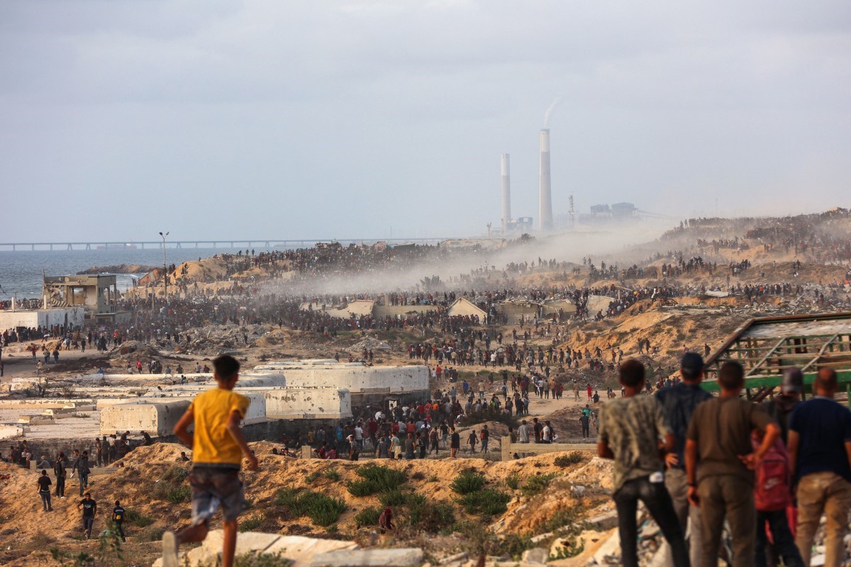 Palestinos em busca de comida. Crédito: Omar AlQatta / AFP