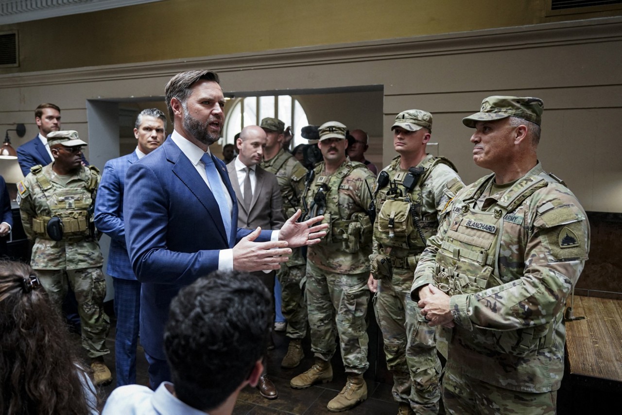 O vice-presidente dos EUA, JD Vance, e membros da Guarda Nacional em Washington