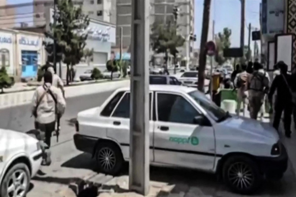 Confrontos em frente a um edifício do Judiciário em Zahedan, capital da província de Sistão-Baluchistão, no sudeste do Irã