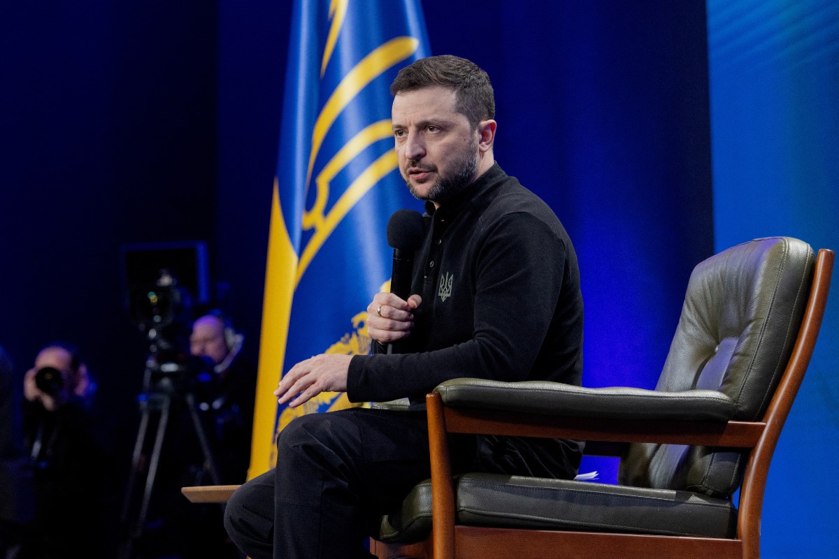 O presidente da Ucrânia, Volodymyr Zelensky, fala durante uma conferência de imprensa conjunta à margem do fórum "Ucrânia. Ano 2025" em Kiev, em 23 de fevereiro de 2025, em meio à invasão russa da Ucrânia