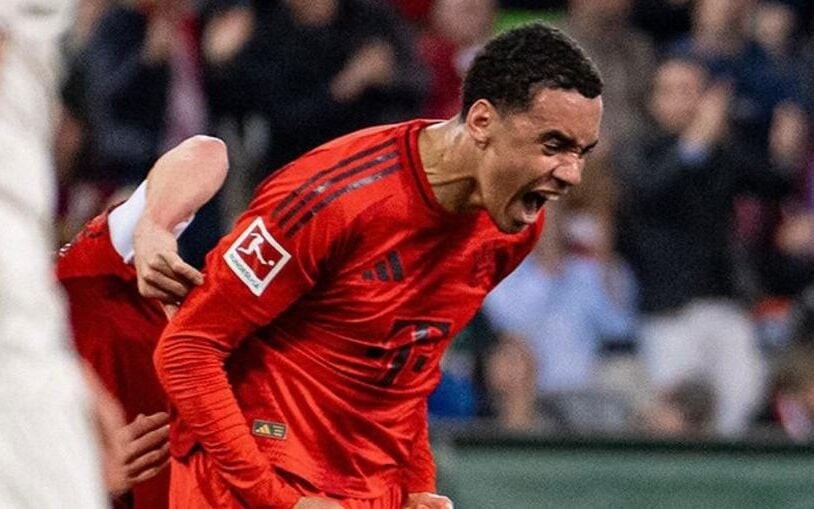 Jamal Musiala em campo com a camisa do Bayern de Munique (Foto: Reprodução/Instagram/@jamalmusiala10)