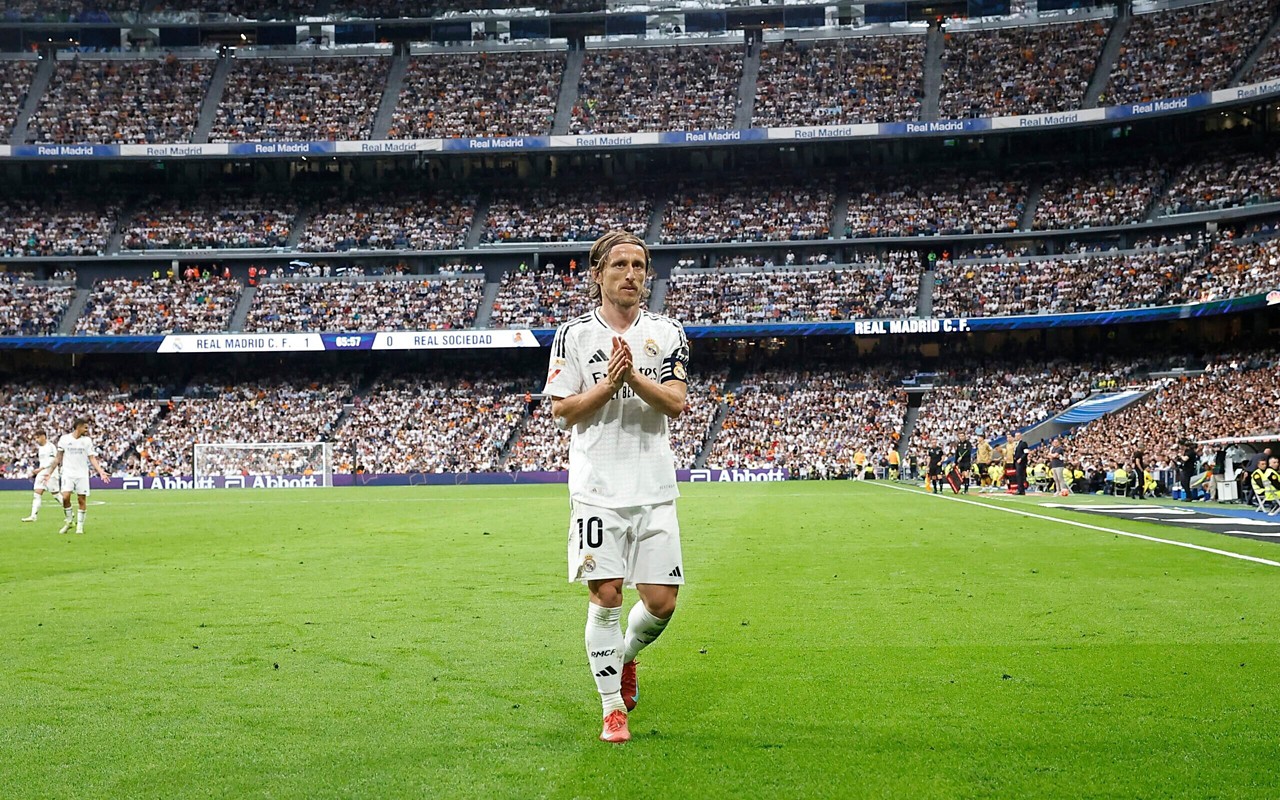 Modric se despedindo do Santiago Bernabéu embaixo de aplausos. (Foto: Oscar Del Pozo/AFP)