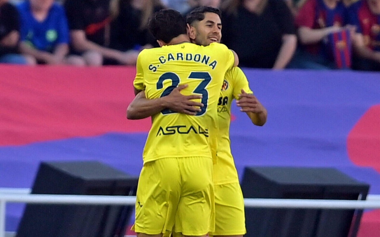 Jogadores do Villarreal comemoram gol sobre o Barcelona, pela La Liga (Foto: MANAURE QUINTERO / AFP)