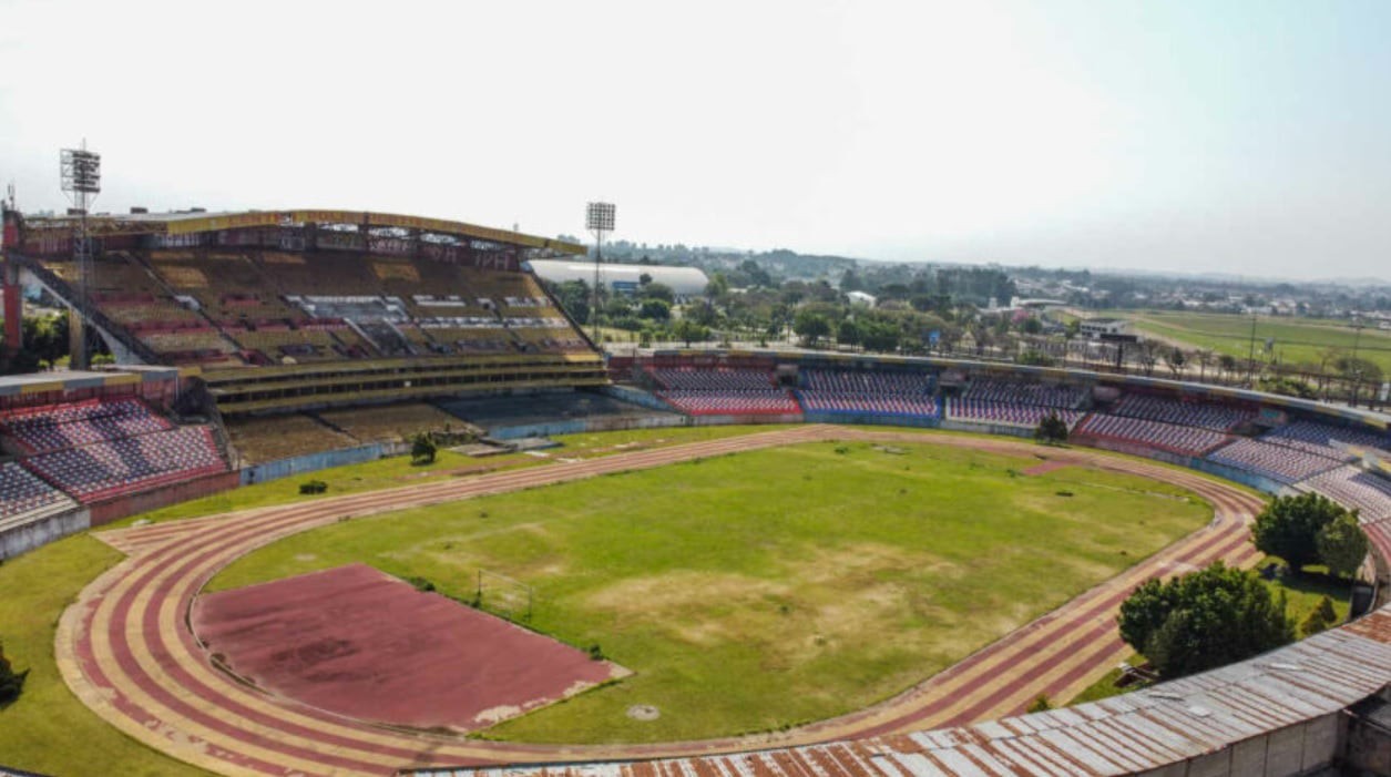 Pinheirão foi a casa do Athletico e Paraná, além de receber jogo da Seleção. Foto: Geraldo Bubniak/Lance!