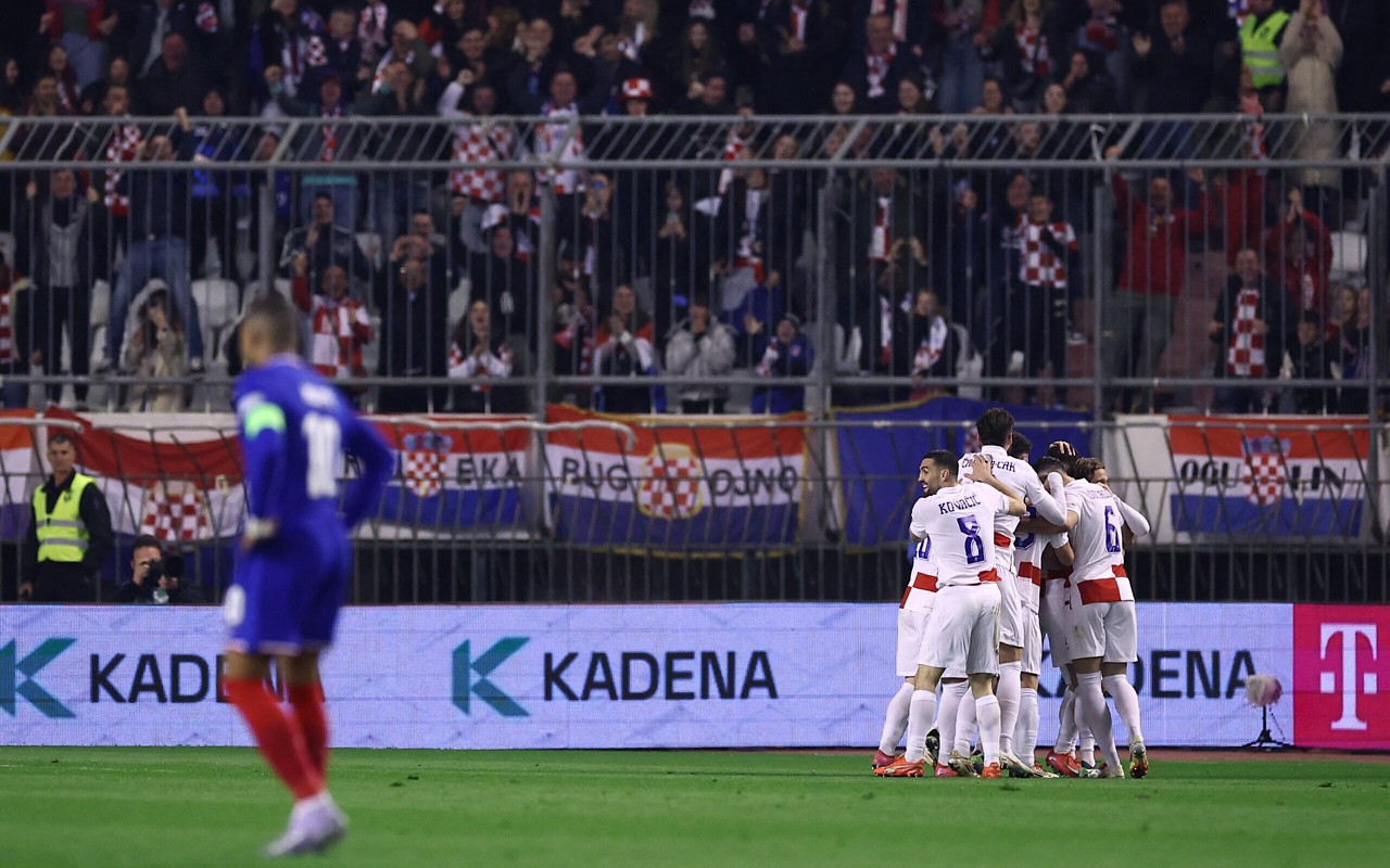 Jogadores da Croácia comemoram o segundo gol feito pela seleção enquanto Mbappé, capitão da França, lamenta (Foto: Franck Fife/AFP)