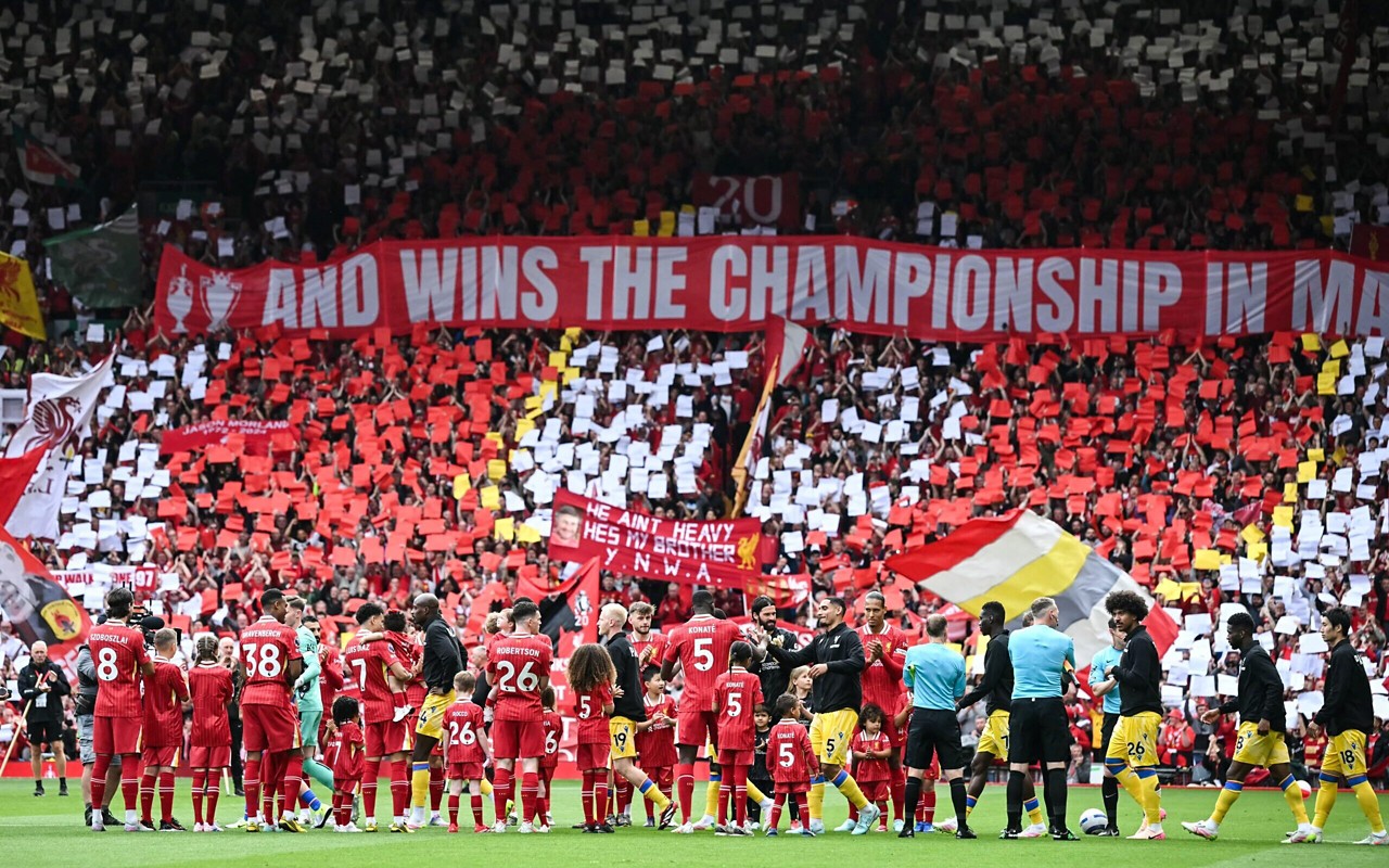 Liverpool e Crystal Palace trocaram homenagens em festa, sob olhares de Jürgen Klopp e Gerrard (Foto: Paul Ellis/AFP)