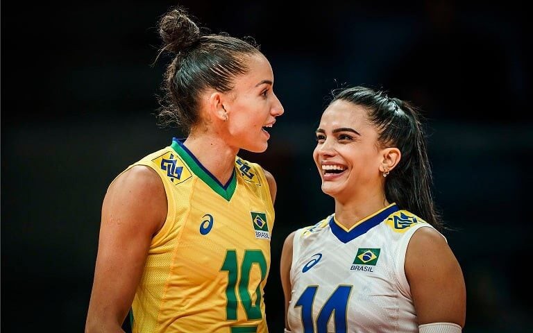 Natinha ao lago de Gabi durante o Campeonato Mundial (Foto: Divulgação/FIVB)