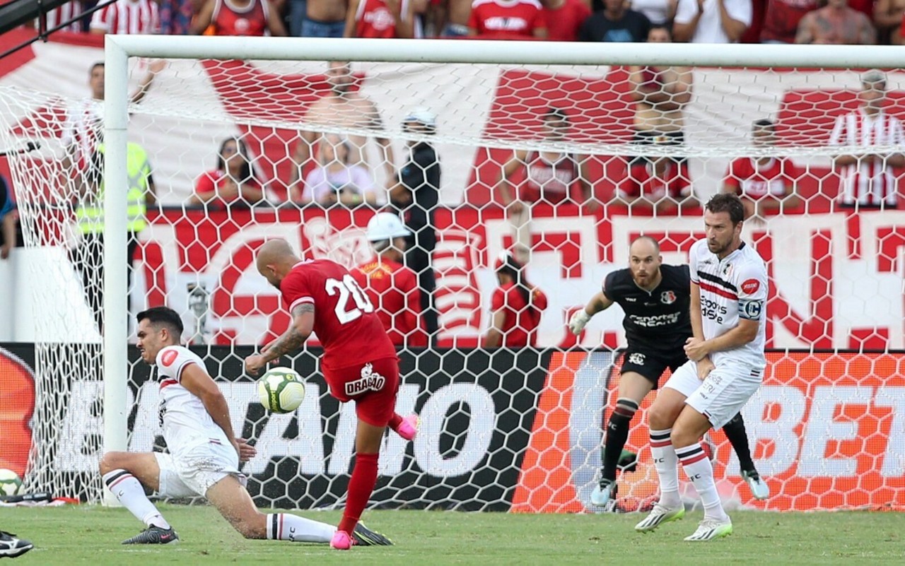 Náutico e Santa Cruz se enfrentam pelo Campeonato Pernambucano (Foto: Marlon Costa/AGIF)