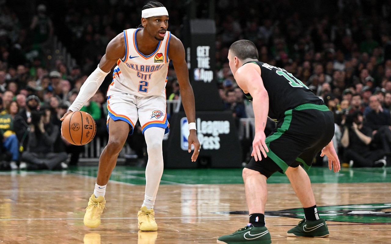 Shai Gilgeous-Alexander, do Thunder, em disputa contra Payton Pritchard, do Celtics, pela NBA 2024/25 (Foto: Brian Fluharty/Getty Images/AFP)
