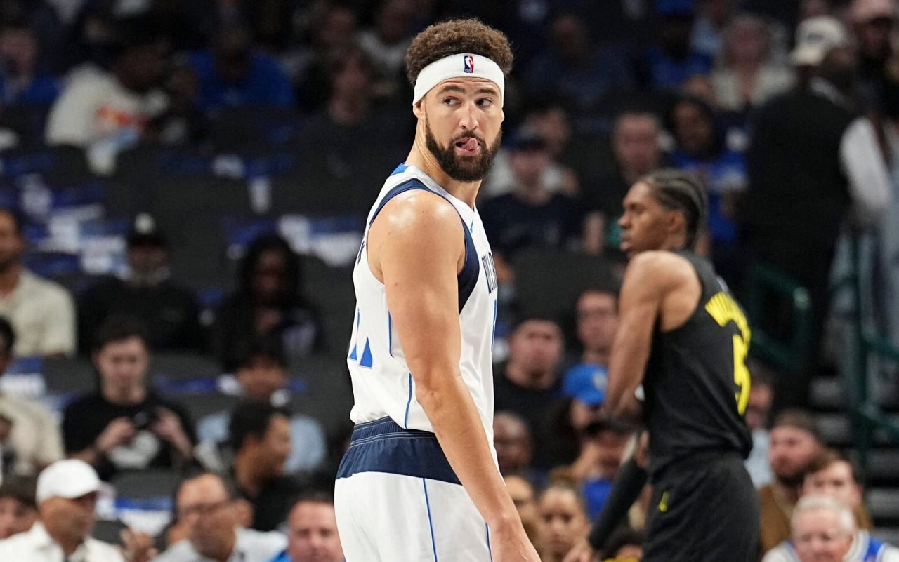 Klay Thompson estreou pelo Dallas Mavericks diante do Utah Jazz, pela pré-temporada da NBA (Foto: Glenn James/AFP)