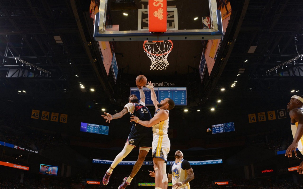 Confronto entre Clippers e Warriors neste domingo (13) (Foto: Noah Graham/NBAE via Getty Images/AFP)