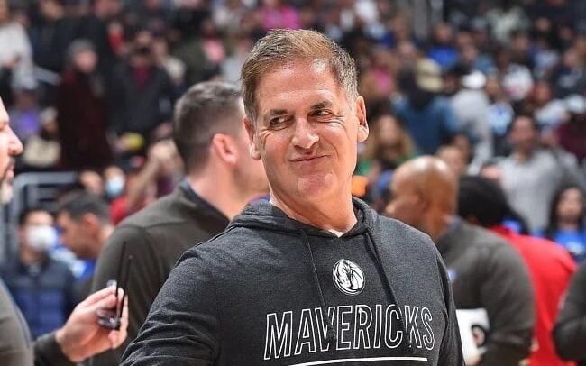 Mark Cuban durante jogo do Dallas Mavericks (Foto: Michael Gonzales / AFP)