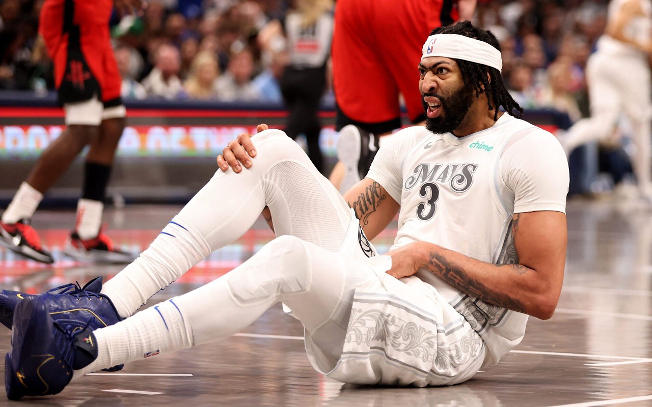Anthony Davis sentiu lesão durante estreia pelo Dallas Mavericks (Foto: Tim Heitman/Getty Images/AFP)