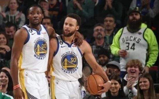 Kuminga e Curry em ação pelo Warriors (Foto: Gary Dineen / AFP)