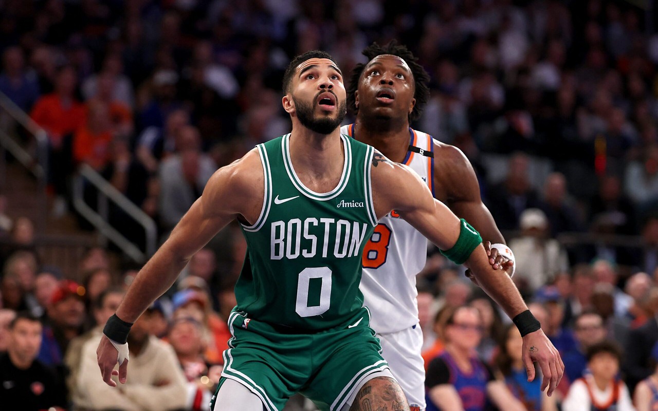 NEW YORK, NEW YORK - MAY 10: Jayson Tatum #0 of the Boston Celtics looks for the rebound against OG Anunoby #8 of the New York Knicks during the second quarter in Game Three of the Eastern Conference Second Round NBA Playoffs at Madison Square Garden on May 10, 2025 in New York City. NOTE TO USER: User expressly acknowledges and agrees that, by downloading and or using this photograph, User is consenting to the terms and conditions of the Getty Images License Agreement. Al Bello/Getty Images/AFP (Photo by AL BELLO / GETTY IMAGES NORTH AMERICA / Getty Images via AFP)
