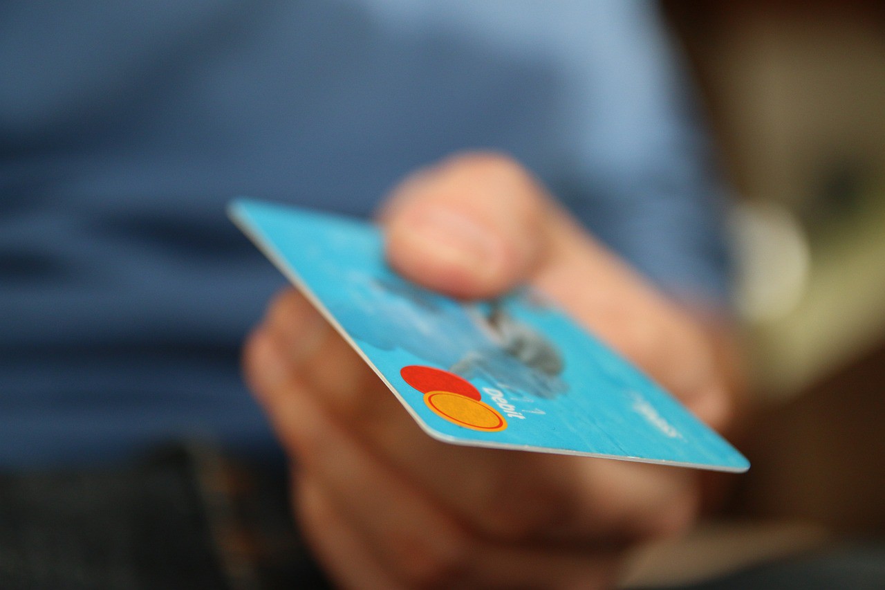 O segmento de bancos e cartões figura como o maior motivo de inadimplência