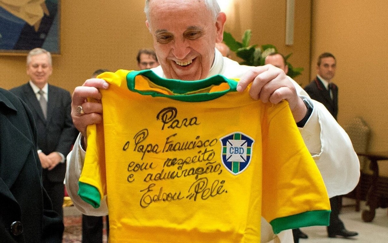 Papa recebeu uma camisa autografada por Pelé (Foto: Reprodução)