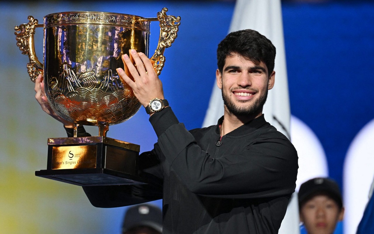 Carlos Alcaraz celebrando após a vitória do China Open (Foto: GREG BAKER / AFP)