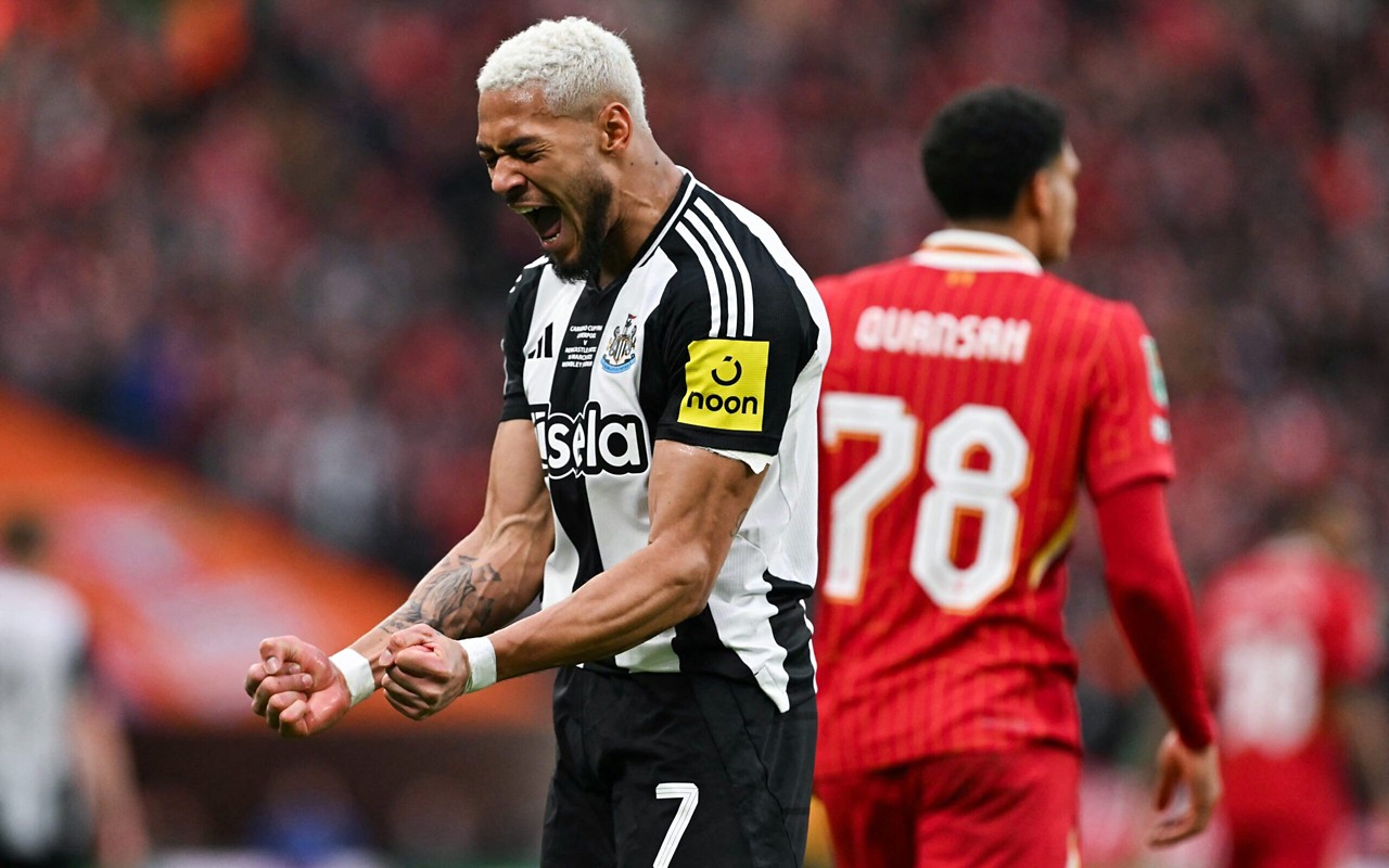 Joelinton foi um dos grandes destaques defensivos no Newcastle na final contra o Liverpool (Foto: Glyn Kirk/AFP)