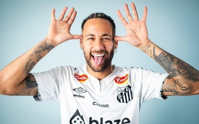 Neymar veste a camisa do Santos (Foto: Divulgação/Santos)
