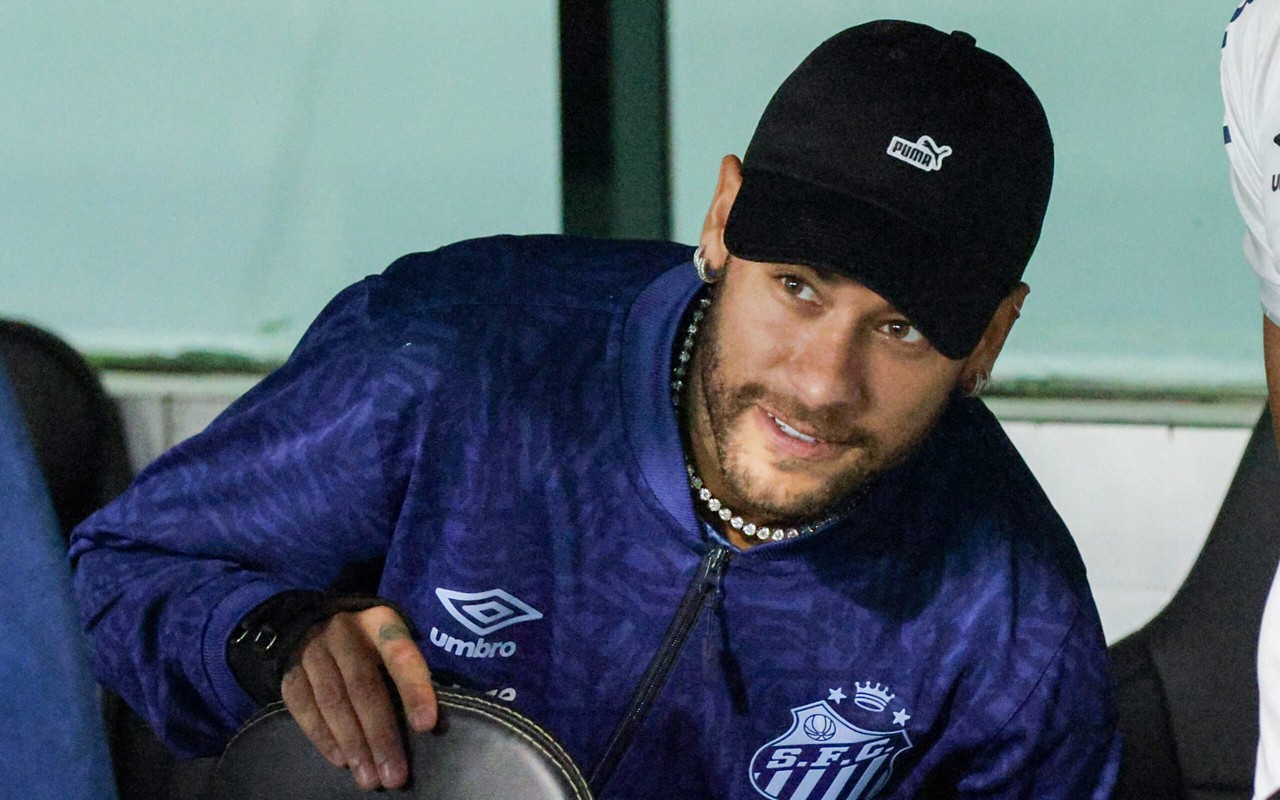 Neymar fica no banco de reservas durante amistoso do Santos diante do Coritiba. (Foto: Robson Mafra/AGIF)
