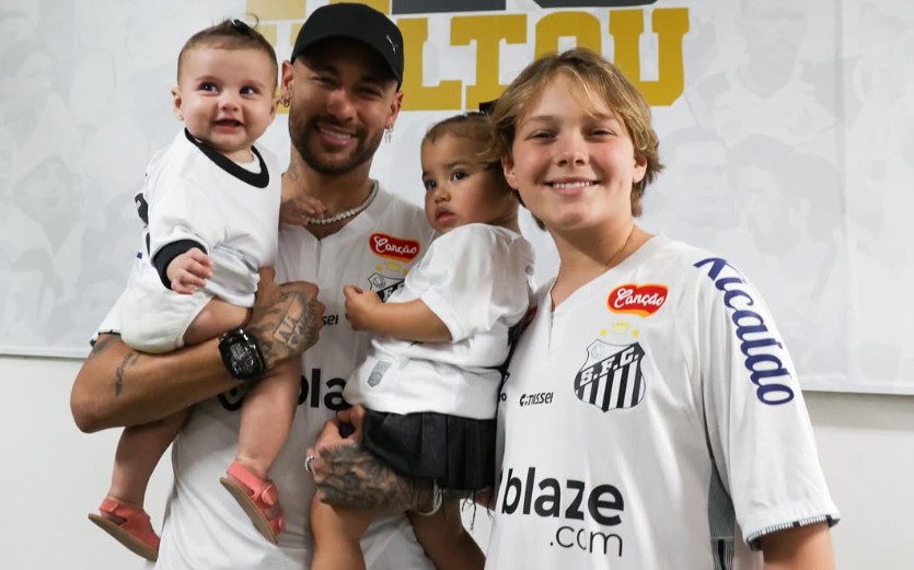 Neymar ao lado dos três filhos em apresentação de retorno ao Santos (Foto: Reprodução/Instagram)