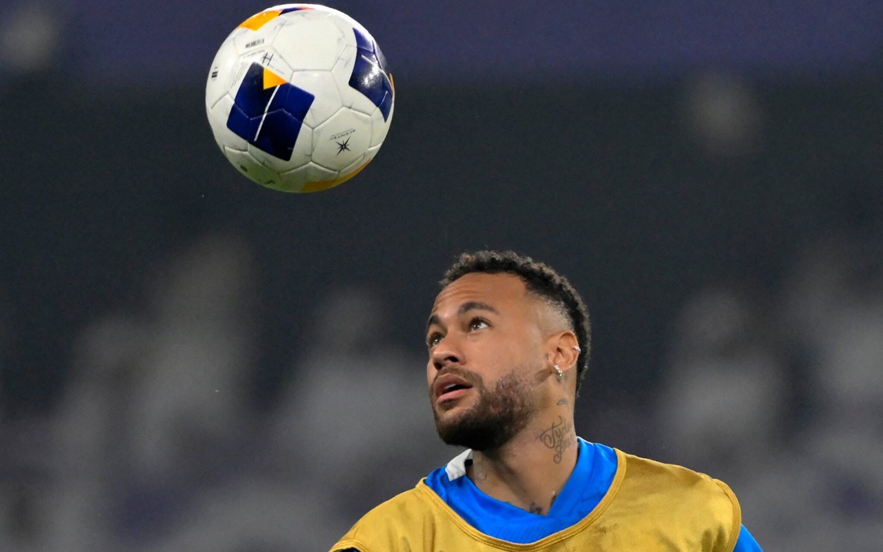 Neymar em aquecimento pelo Al-Hilal (Foto: Adel Al-Naimi/AFP)