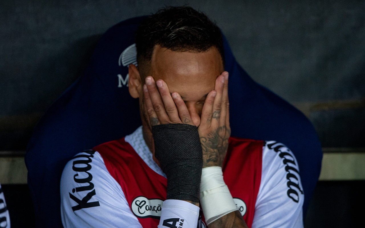 Neymar sofreu mais uma lesão no jogo contra o Atlético