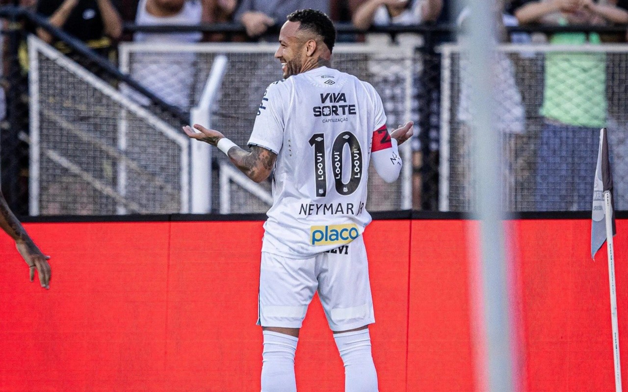 Neymar comemora seu gol olímpico em frente à torcida da Inter de Limeira (Foto: Raul Baretta/Santos FC)