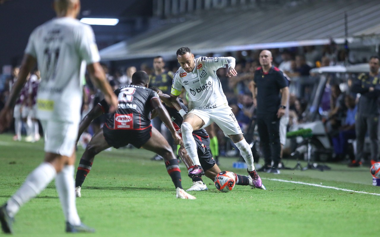 Neymar entrou em campo contra o Botafogo-SP no segundo tempo. (Foto: Ettore Chiereguini/AGIF)