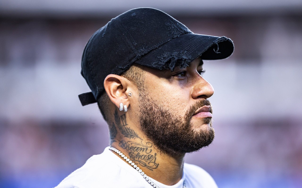 Neymar Jr. em sua visita a Vila Belmiro para o jogo entre Santos e Palmeiras pelo Paulistão 2024 (Foto: Abner Dourado/AGIF)