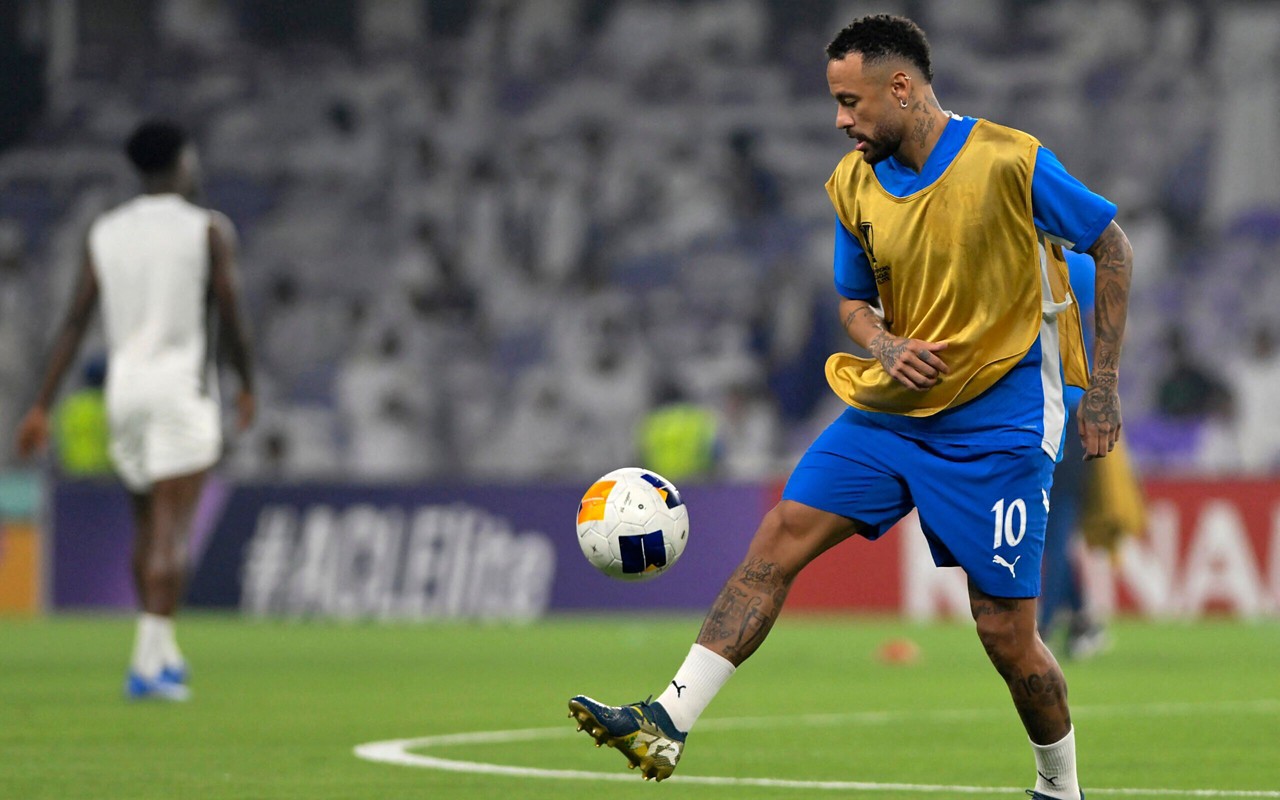 Neymar em aquecimento pelo Al-Hilal (Foto: AFP)