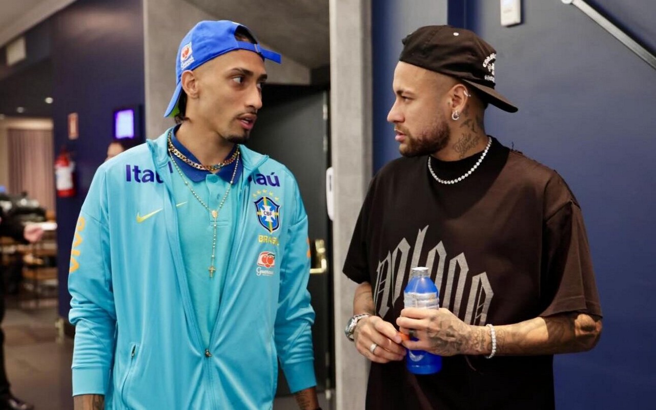 Neymar posta foto com Raphinha (Foto: Divulgação)