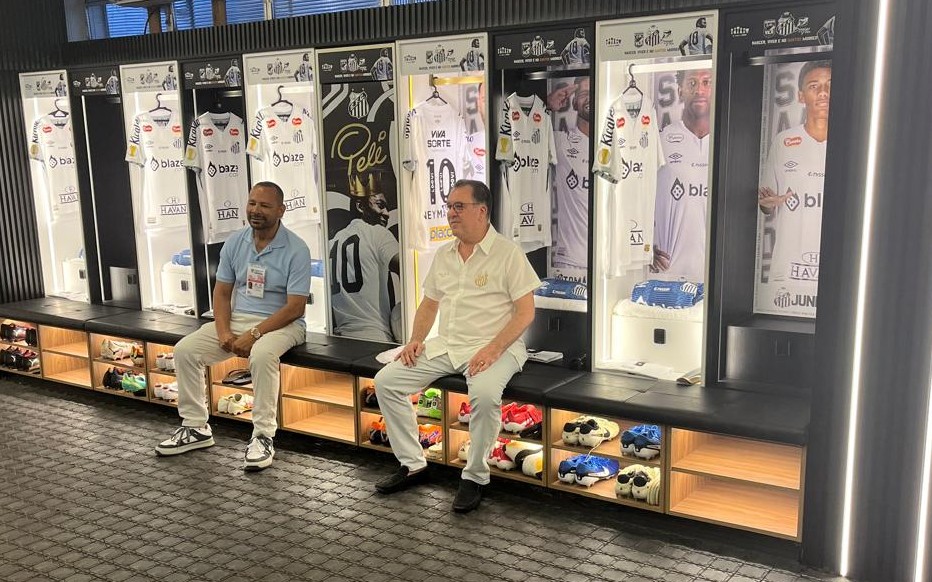 Marcelo Teixeira e Neymar Pai na Vila Belmiro. (Fotos: Bruno Vaz e Raul Baretta/Santos FC)