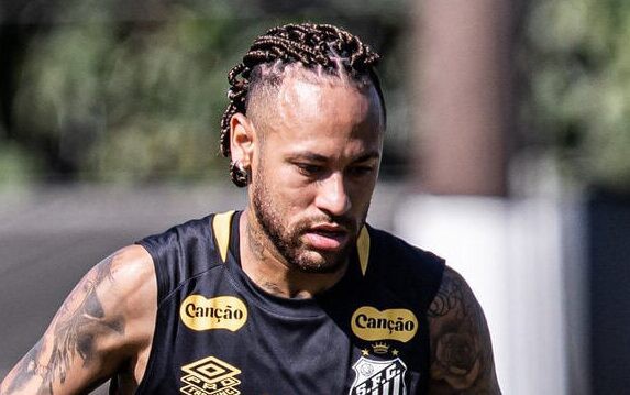 Neymar treina antes de de seu retorno aos gramados (Foto: Raul Baretta/ Santos FC)